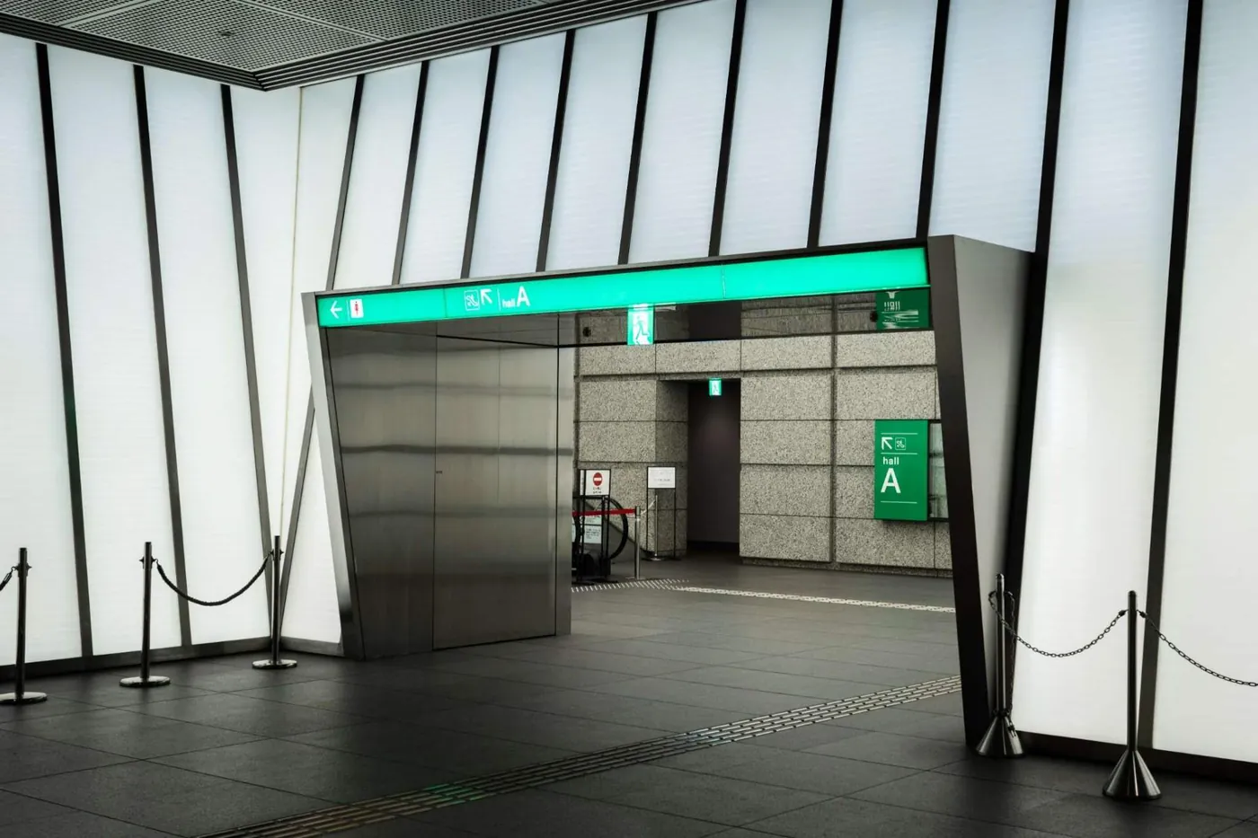 Aplicação interna com ACM Smart Nicometal em ambiente comercial