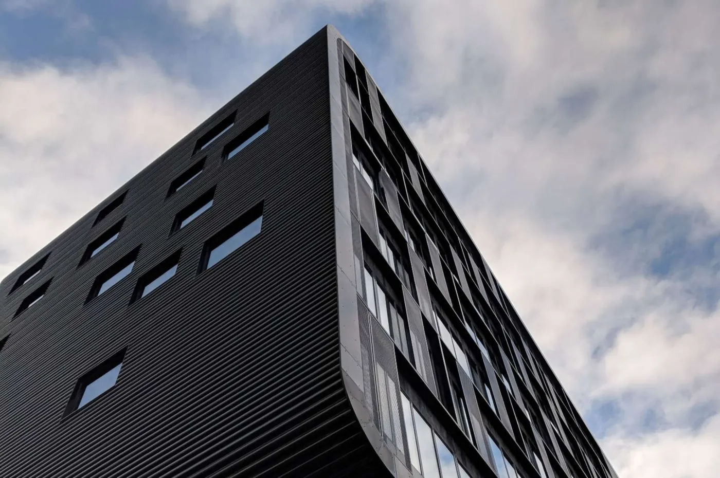 Edifício moderno revestido em ACM Smart Nicometal