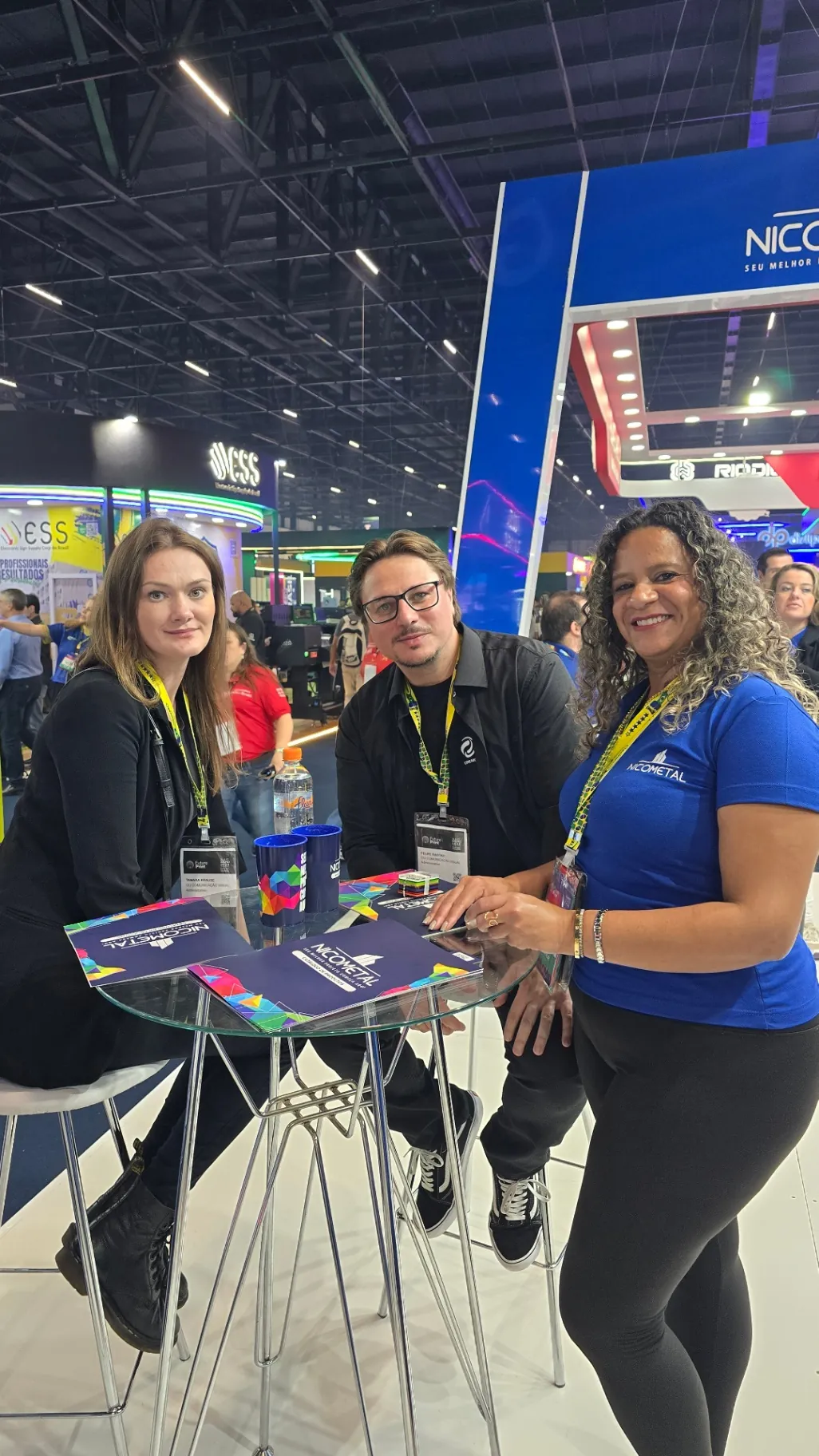 Negociações e apresentações de produtos no estande NICOMETAL
