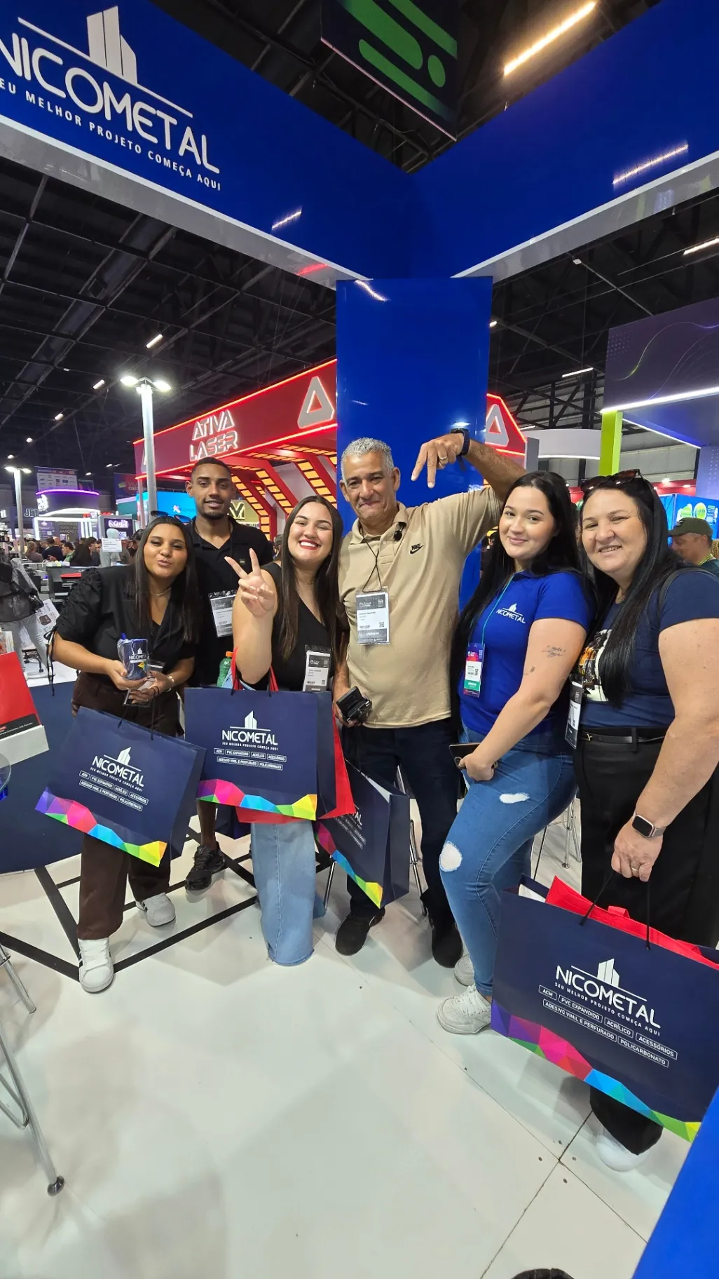 Grupo de visitantes com brindes NICOMETAL