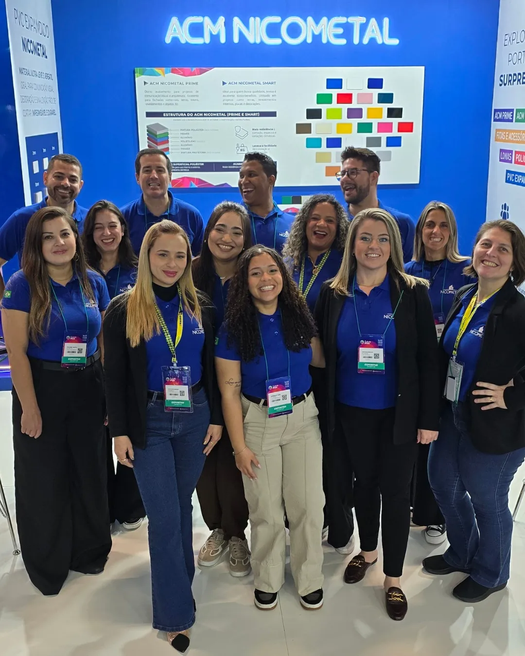 Equipe NICOMETAL sob o painel ACM NICOMETAL