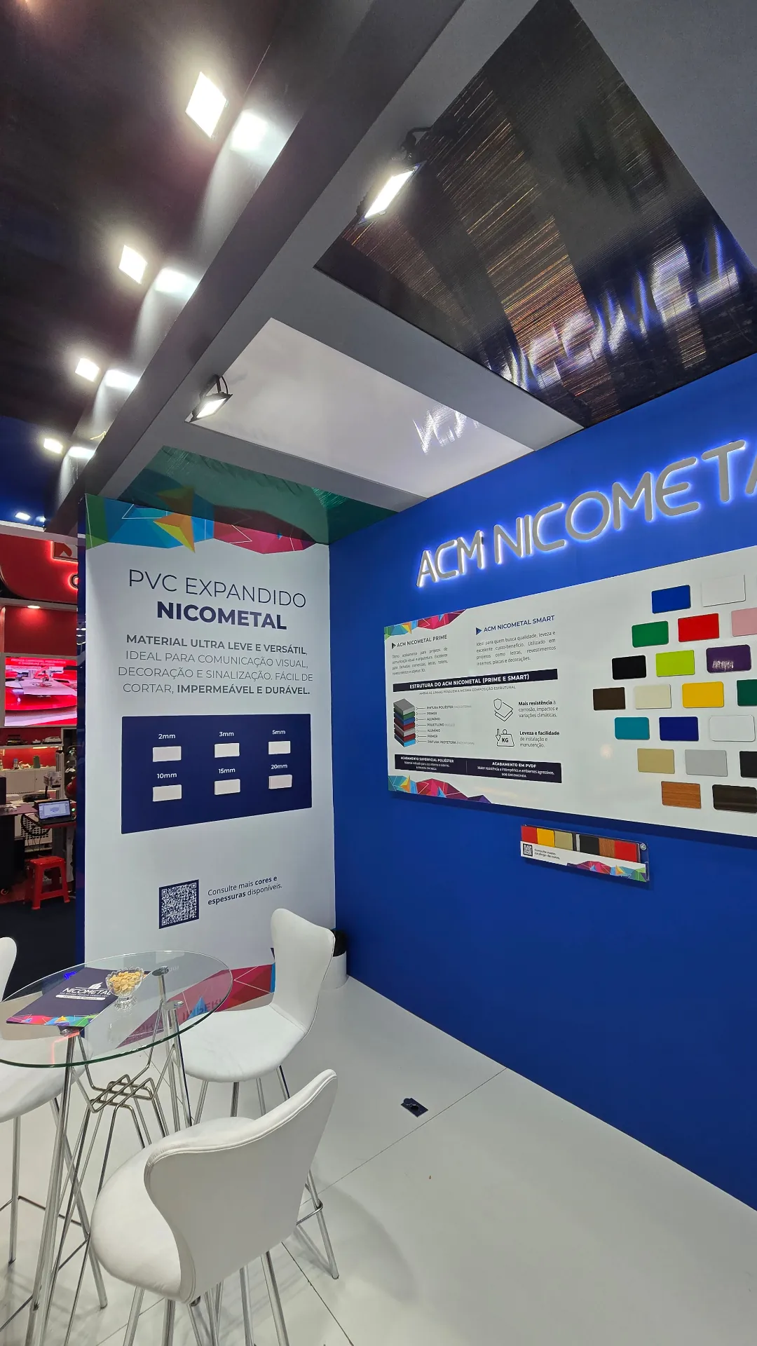 Área ACM NICOMETAL e PVC Expandido do estande