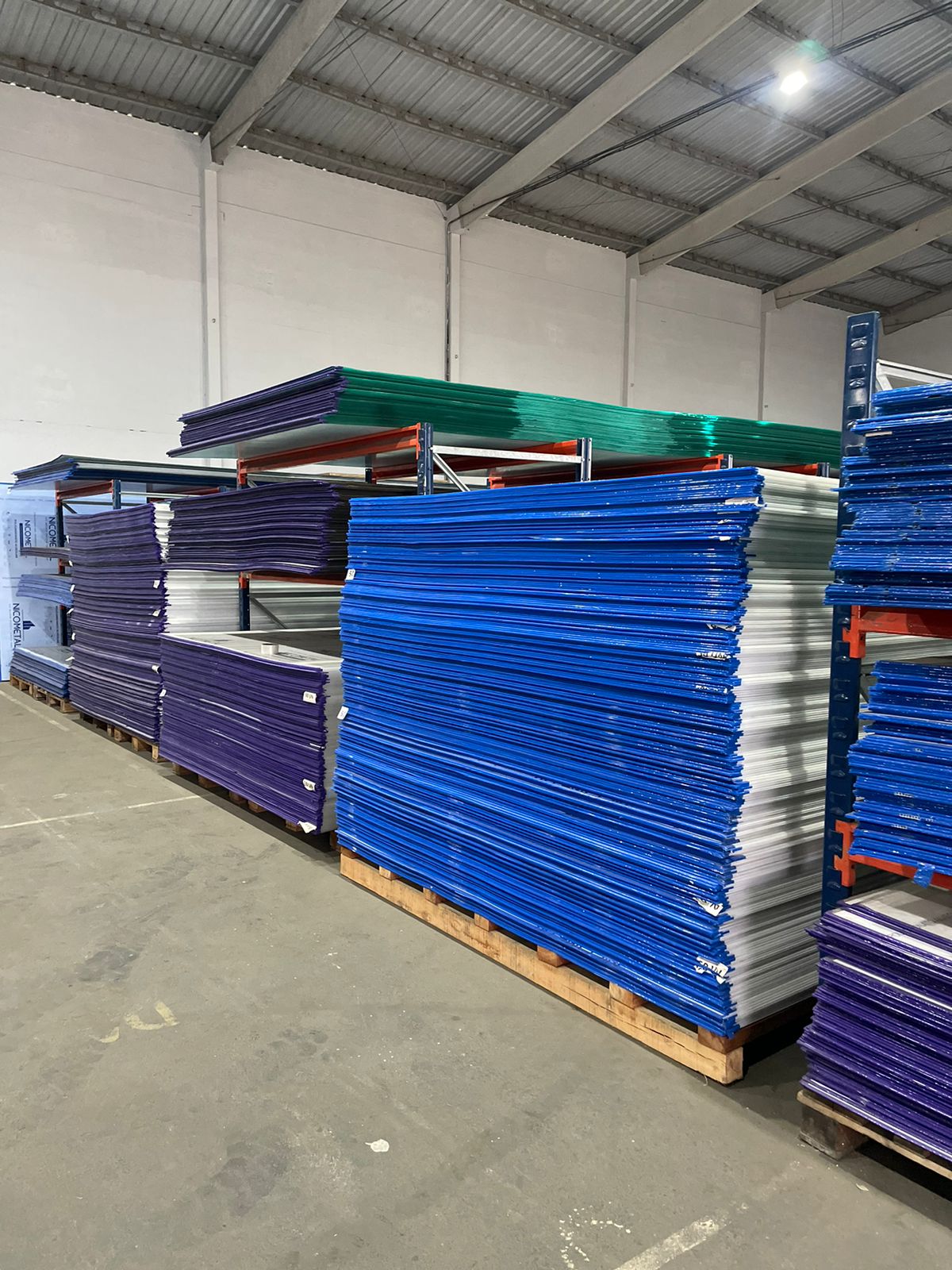 Chapas ACM coloridas em estoque